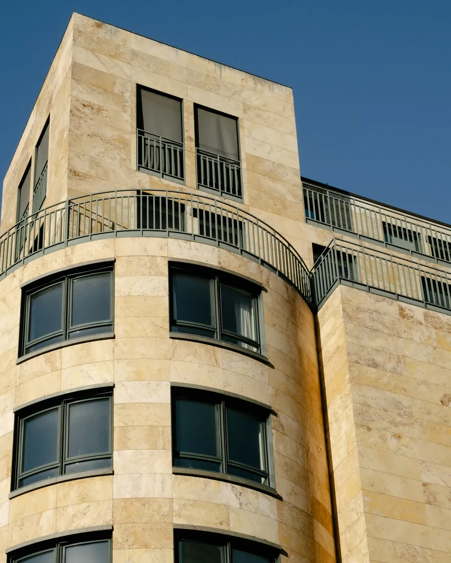 Fassade eines Wohngebäudes aus hellem Naturstein