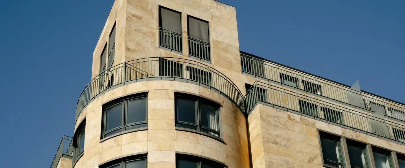Fassade eines Wohngebäudes aus hellem Naturstein