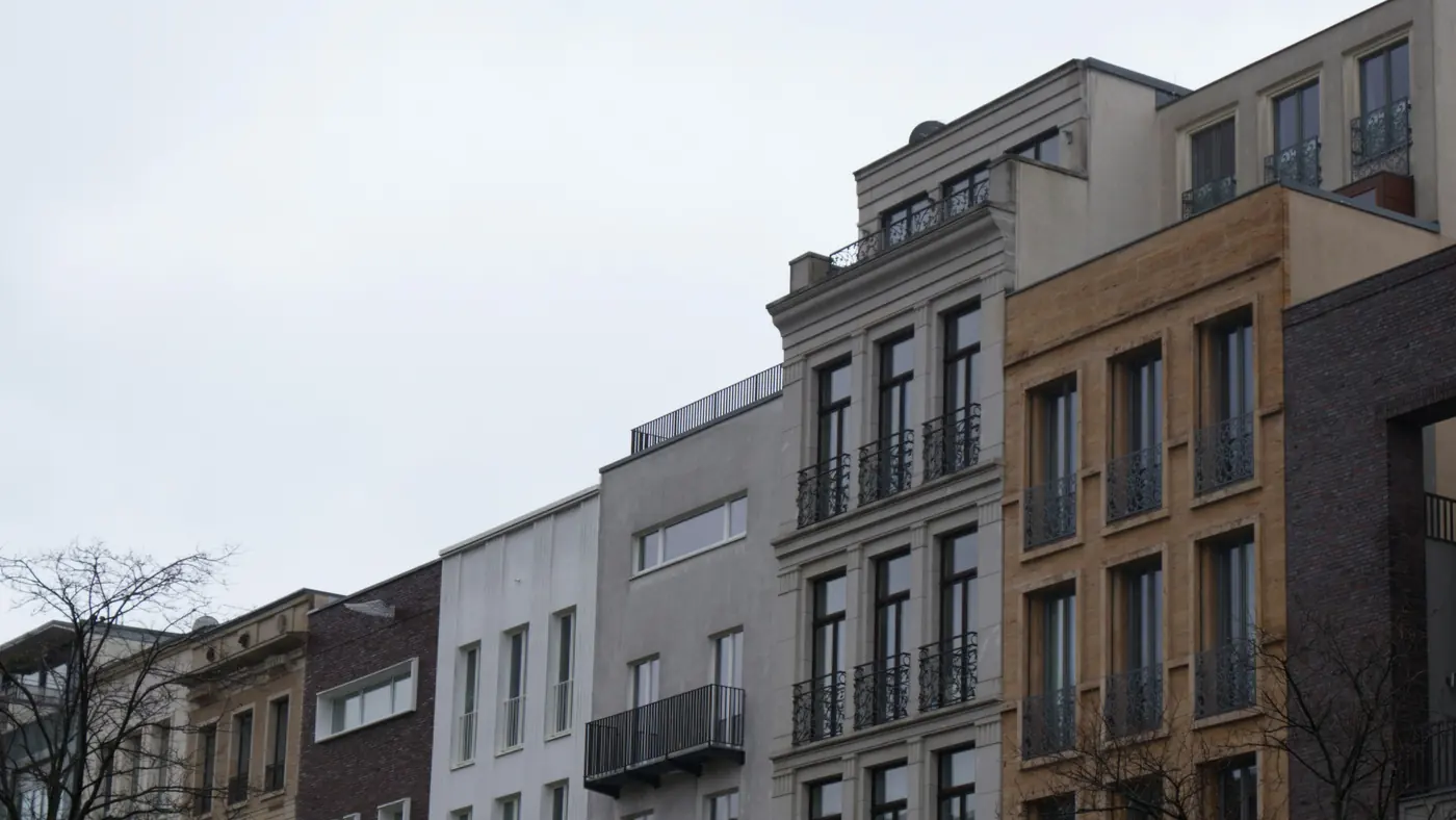 Straßenzug mit mehrgeschossigen Wohnhäusern